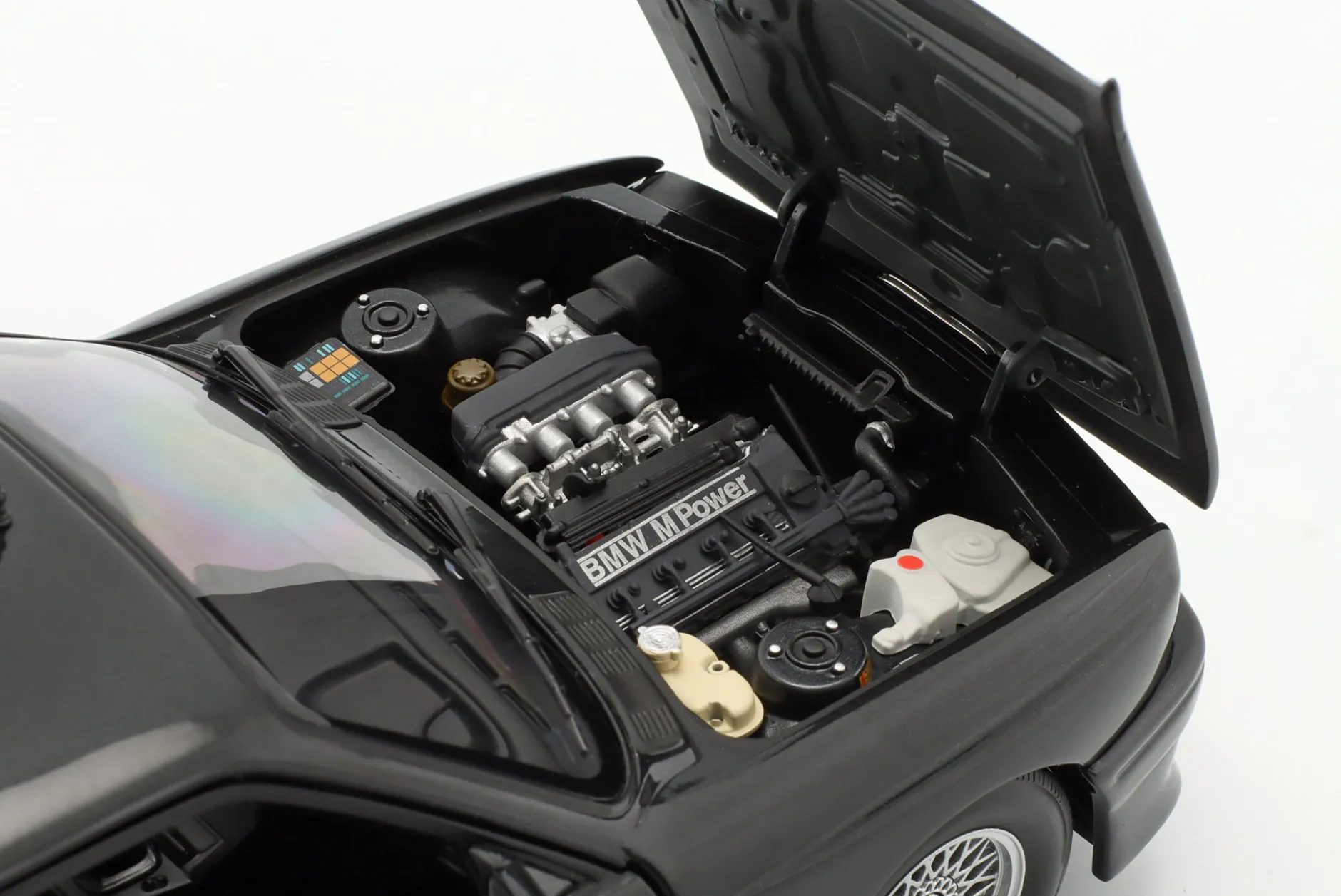 BMW M3 (E30) Baujahr 1987 schwarz metallic 1:18 Minichamps
