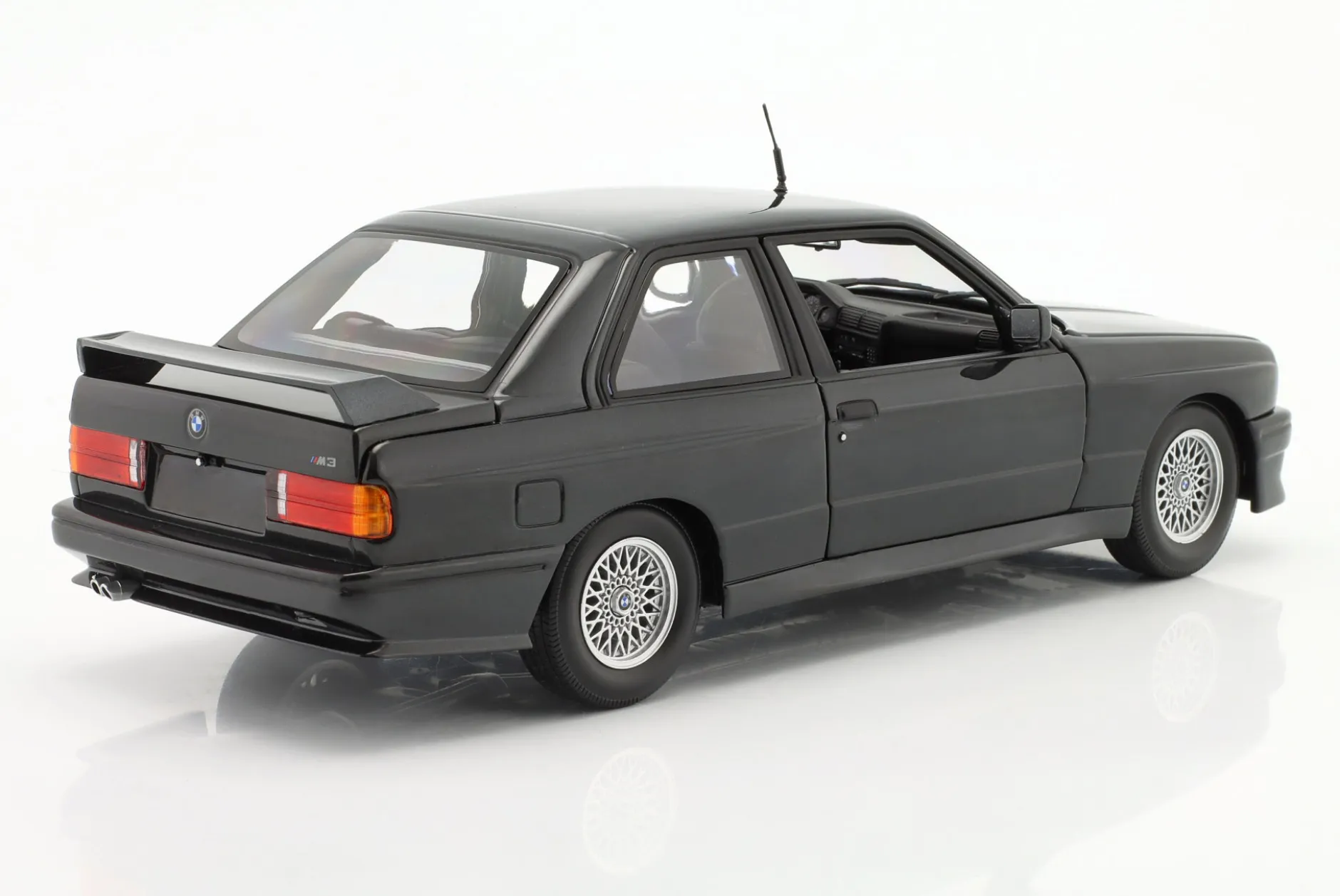 BMW M3 (E30) Baujahr 1987 schwarz metallic 1:18 Minichamps