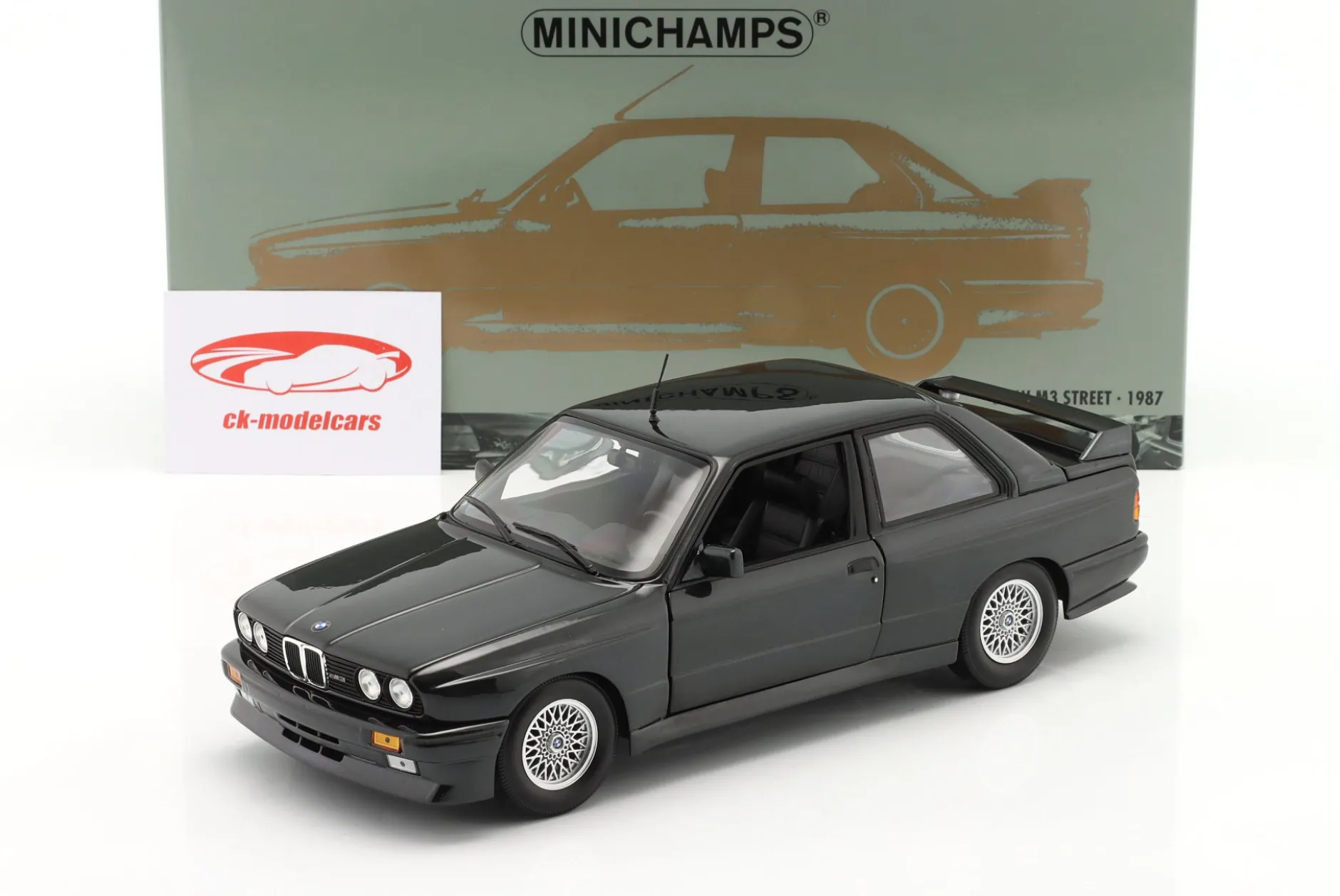 BMW M3 (E30) Baujahr 1987 schwarz metallic 1:18 Minichamps