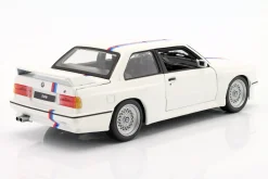 BMW M3 (E30) Baujahr 1988 weiß 1:24 Bburago