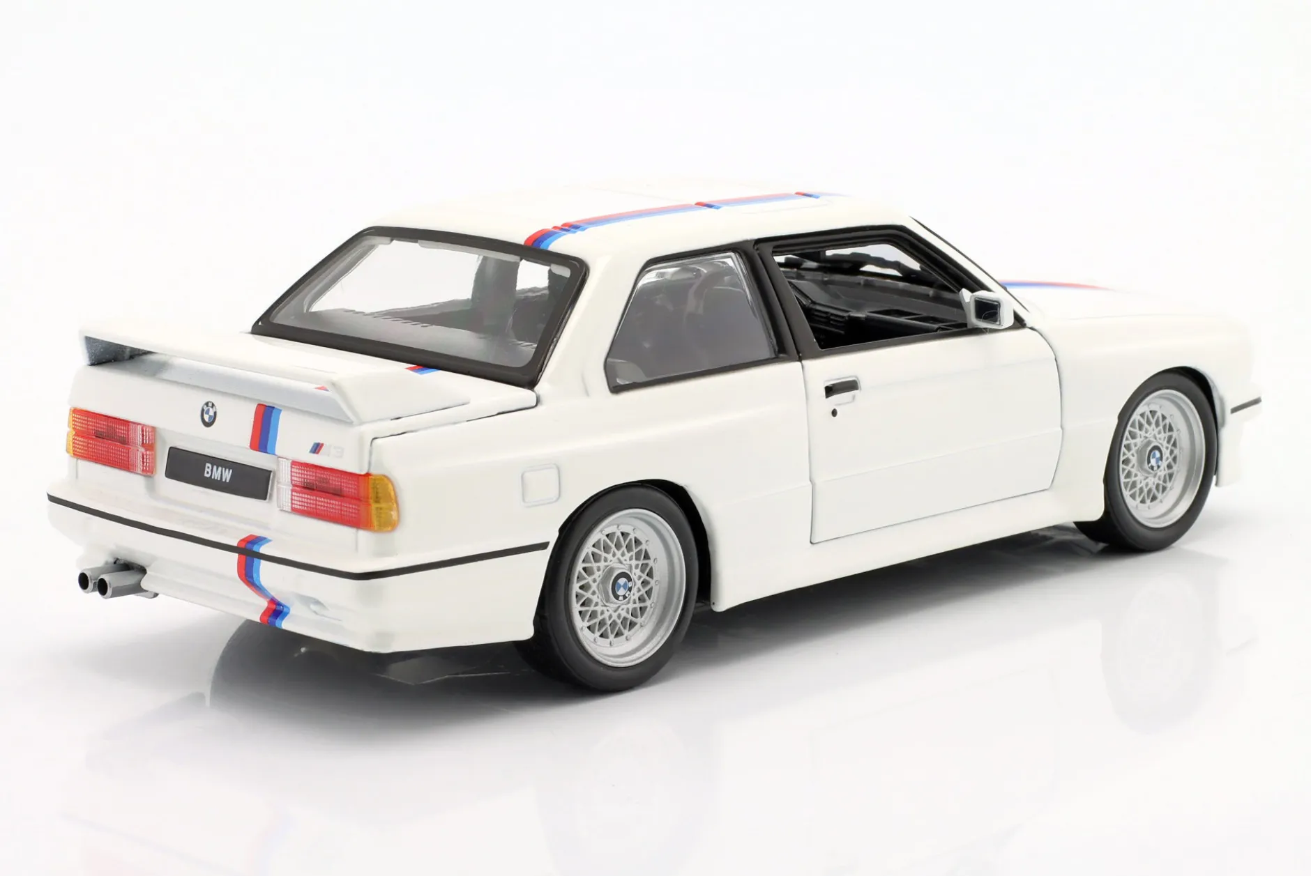 BMW M3 (E30) Baujahr 1988 weiß 1:24 Bburago