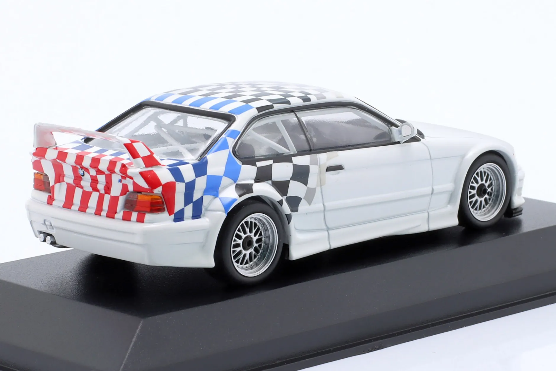 BMW M3 (E36) GTR Baujahr 1993 weiß / Motorsport-Design 1:43 Minichamps