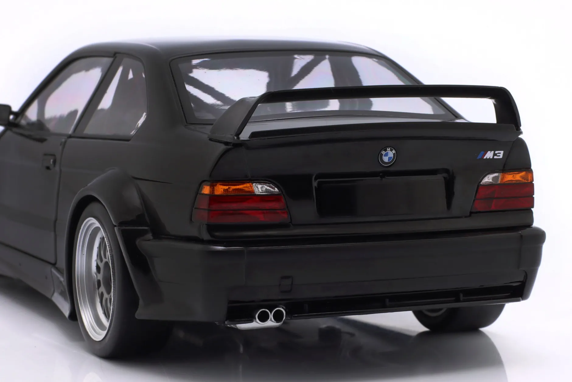 BMW M3 E36 GTR Plain Body Version schwarz 1:18 WERK83