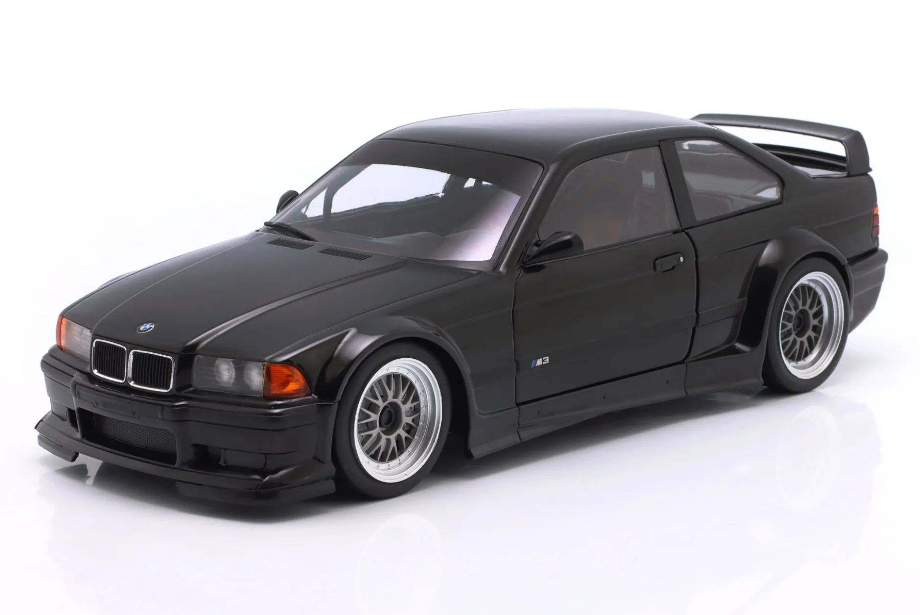 BMW M3 E36 GTR Plain Body Version schwarz 1:18 WERK83