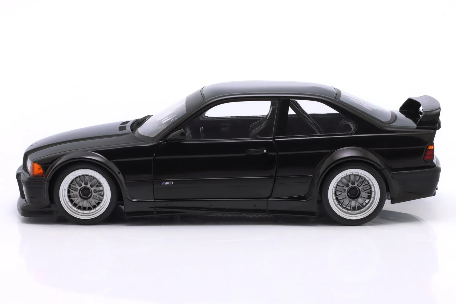 BMW M3 E36 GTR Plain Body Version schwarz 1:18 WERK83