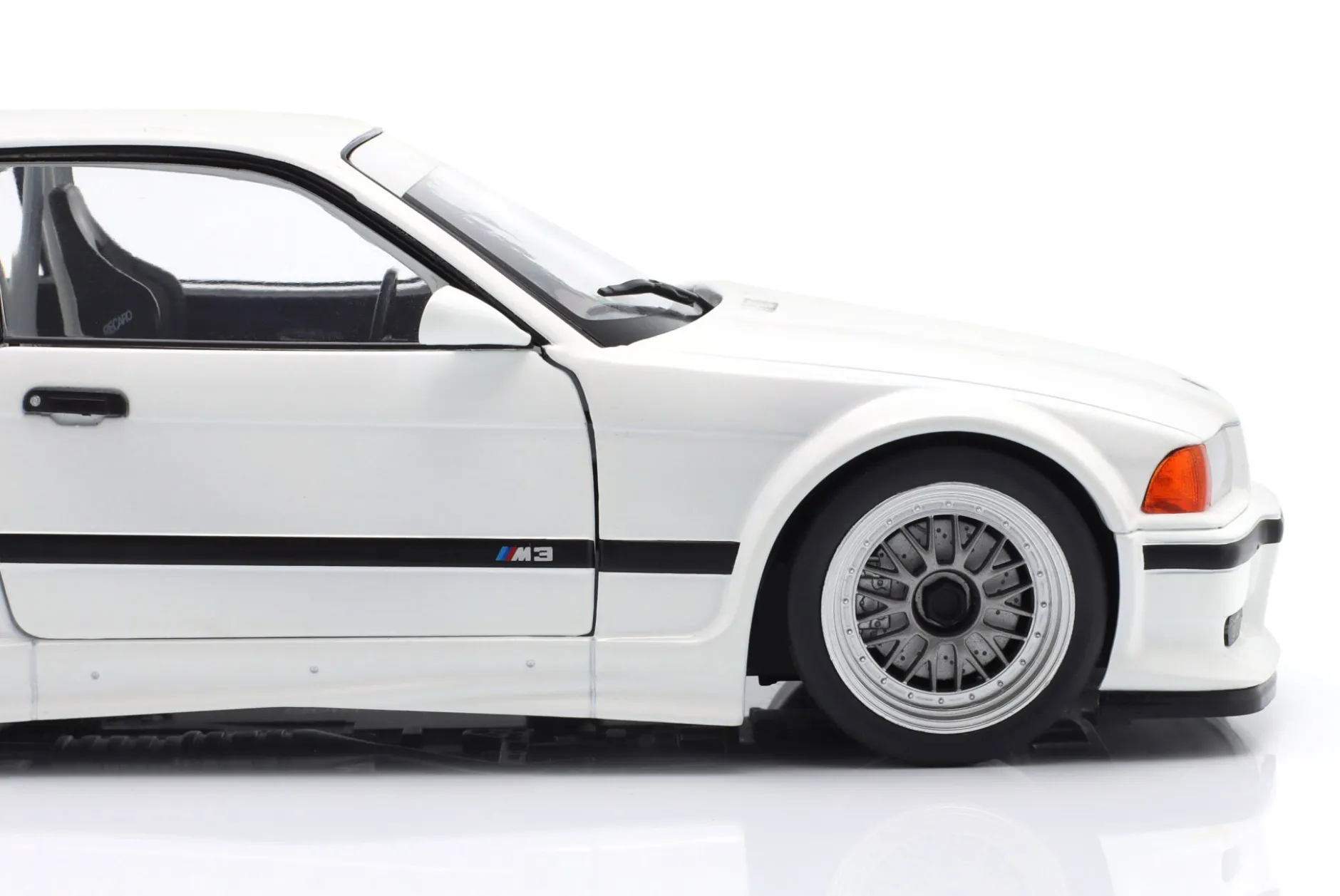 BMW M3 (E36) GTR Plain Body Version weiß 1:18 WERK83