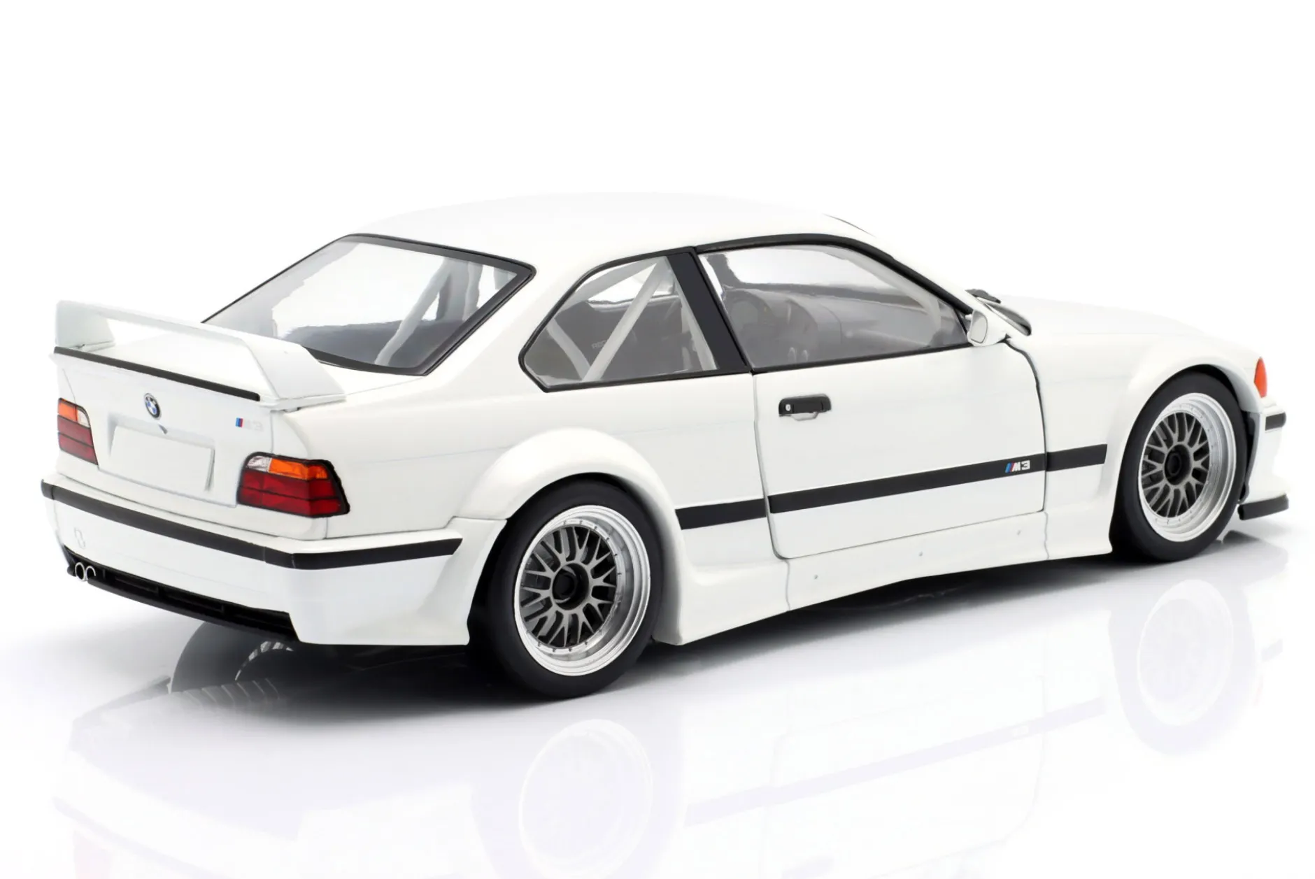 BMW M3 (E36) GTR Plain Body Version weiß 1:18 WERK83