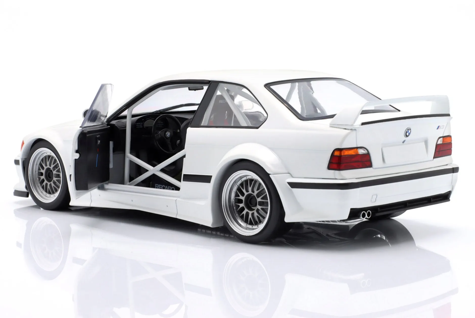 BMW M3 (E36) GTR Plain Body Version weiß 1:18 WERK83