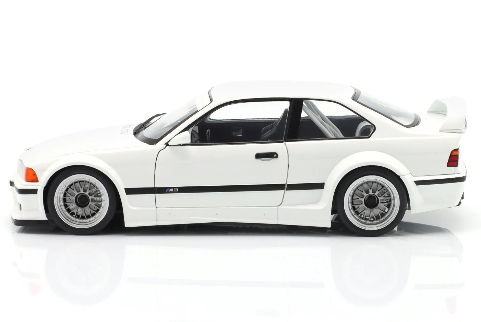 BMW M3 (E36) GTR Plain Body Version weiß 1:18 WERK83