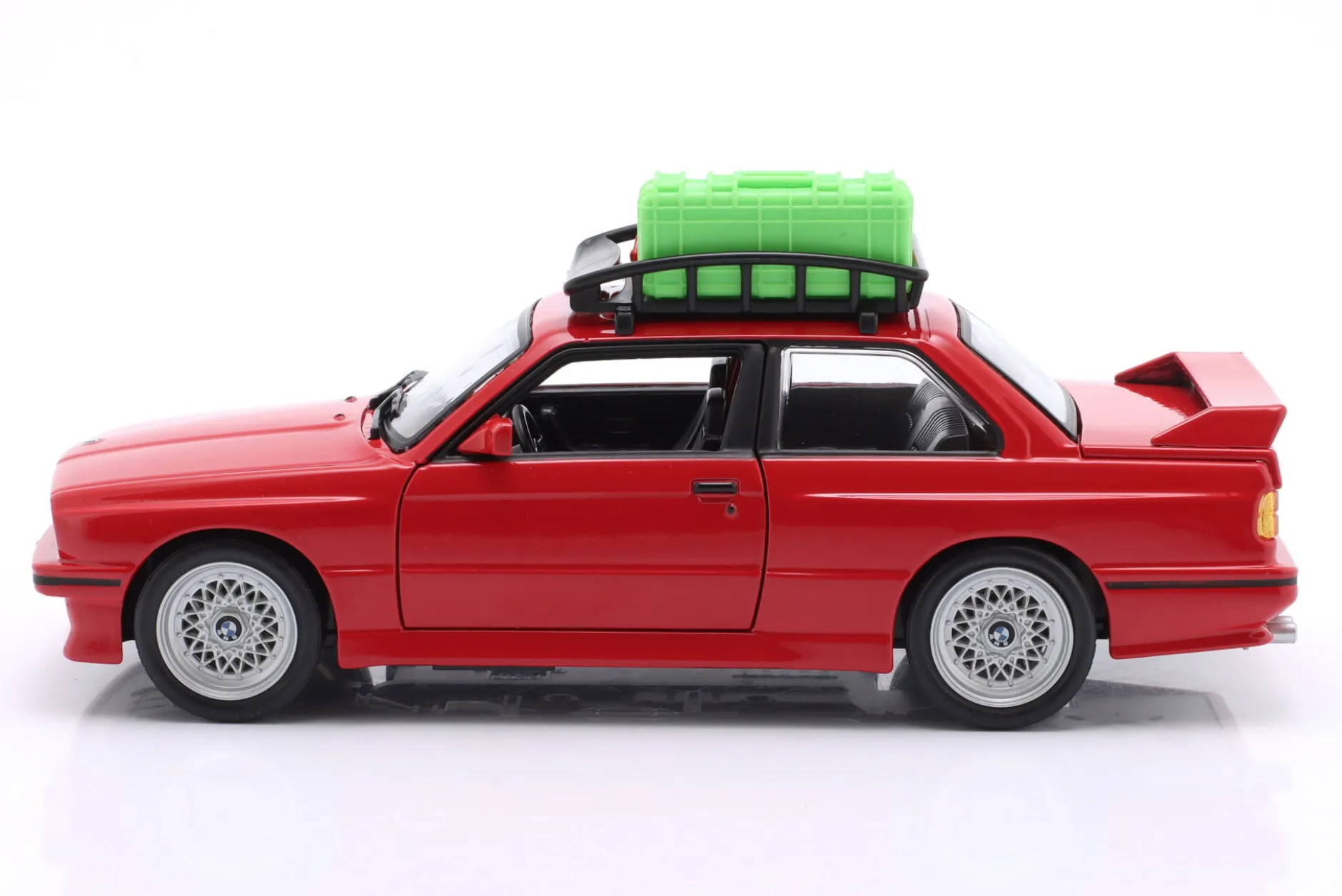 BMW M3 E30 mit Dachgepäckkorb Baujahr 1988 rot 1:24 Bburago
