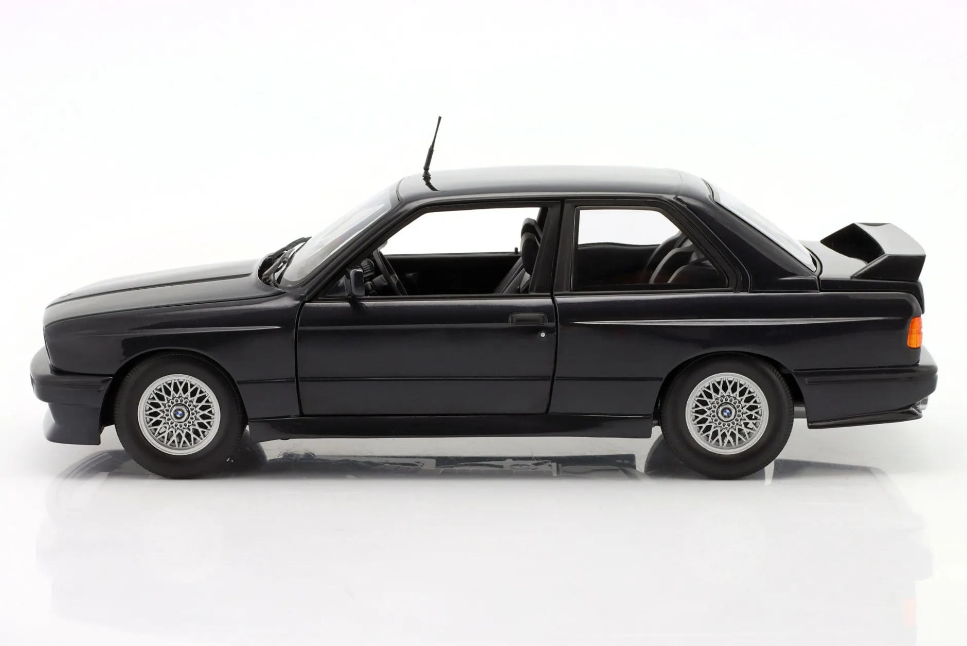 BMW M3 (E30) Street Evo Baujahr 1989 dunkelblau metallic 1:18 Minichamps