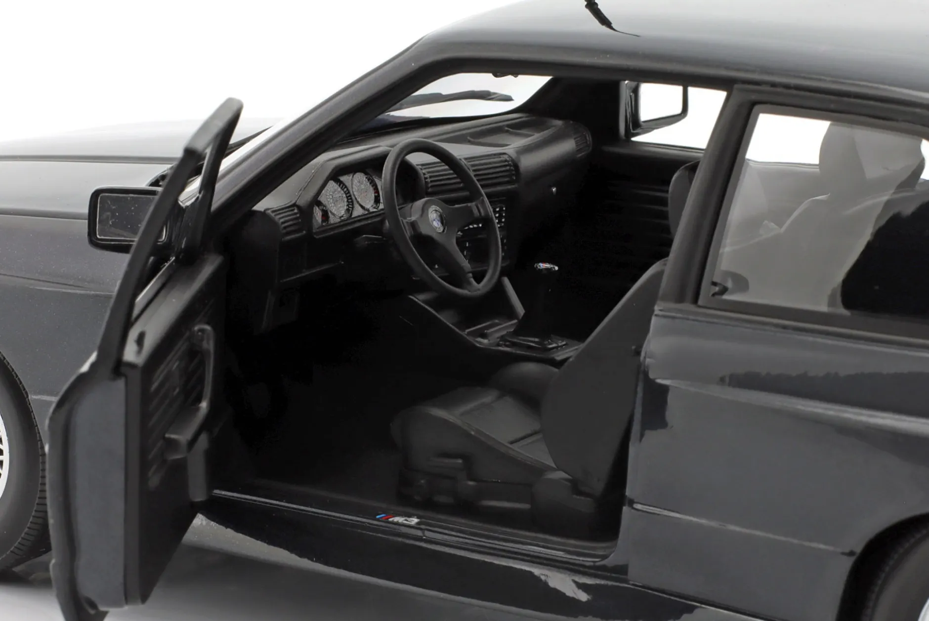BMW M3 (E30) Street Evo Baujahr 1989 dunkelblau metallic 1:18 Minichamps