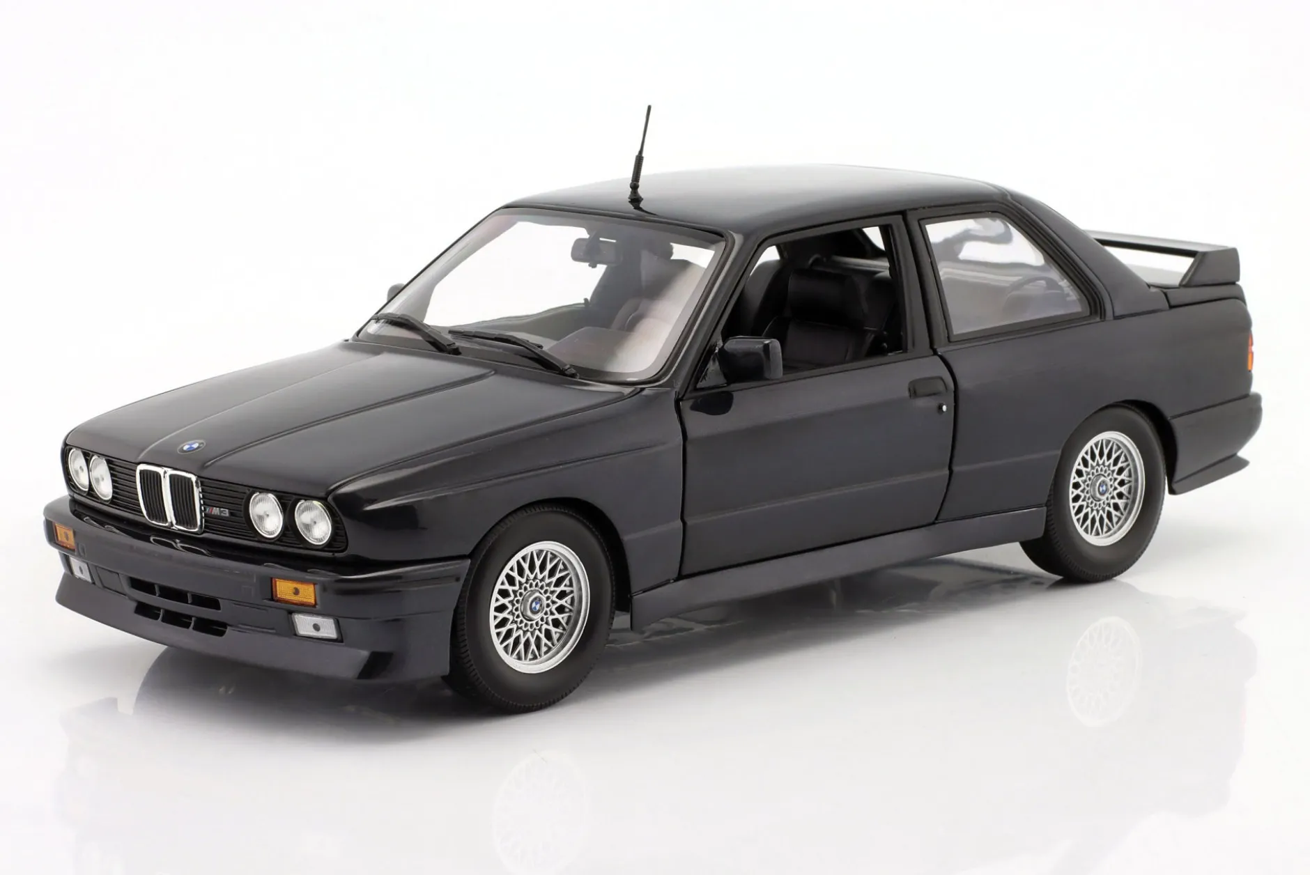 BMW M3 (E30) Street Evo Baujahr 1989 dunkelblau metallic 1:18 Minichamps