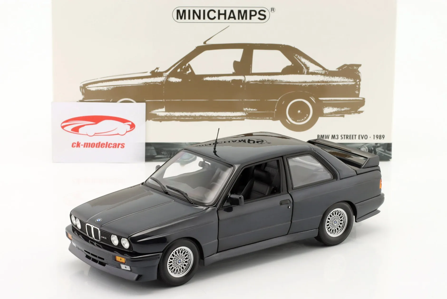 BMW M3 (E30) Street Evo Baujahr 1989 dunkelblau metallic 1:18 Minichamps