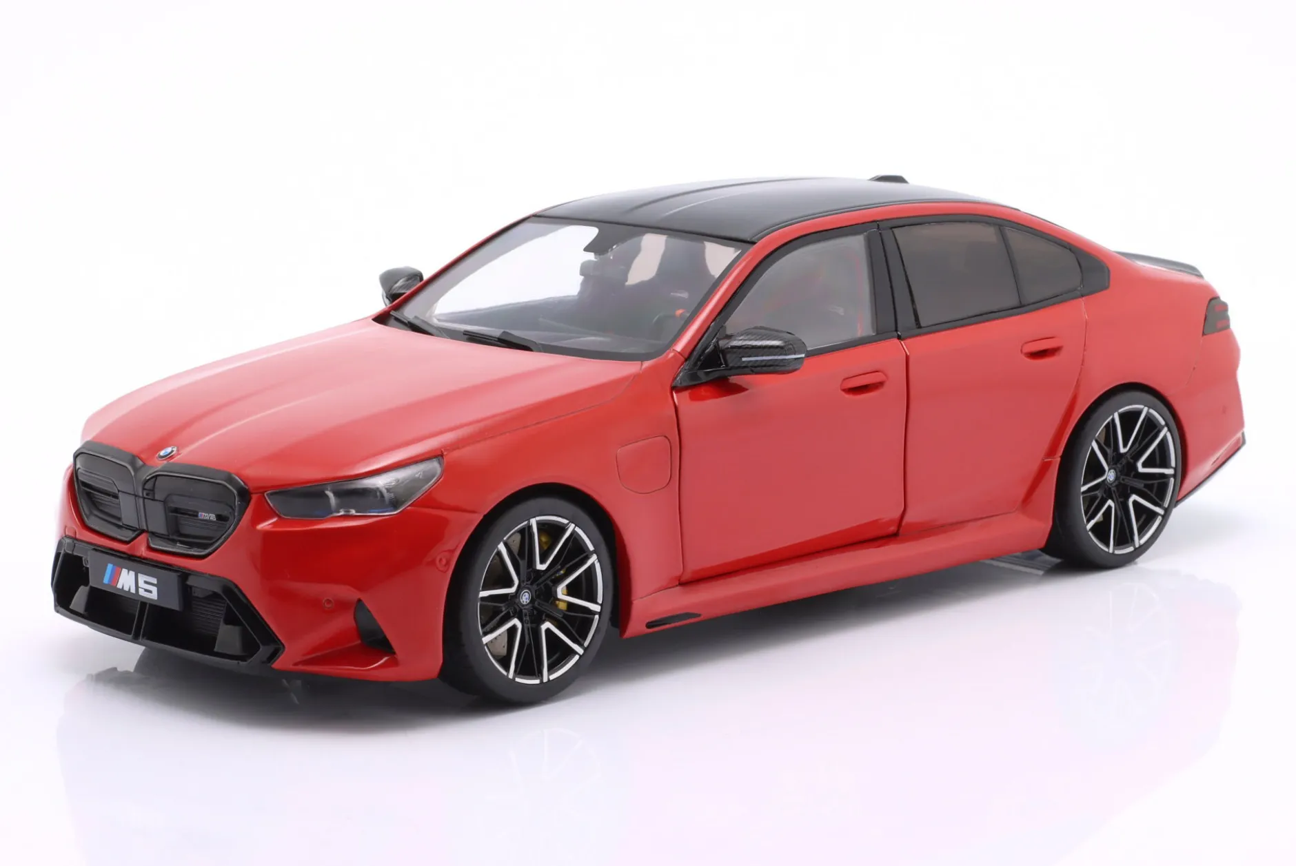 BMW M5 (G90) Baujahr 2025 feuerrot 1:18 Solido