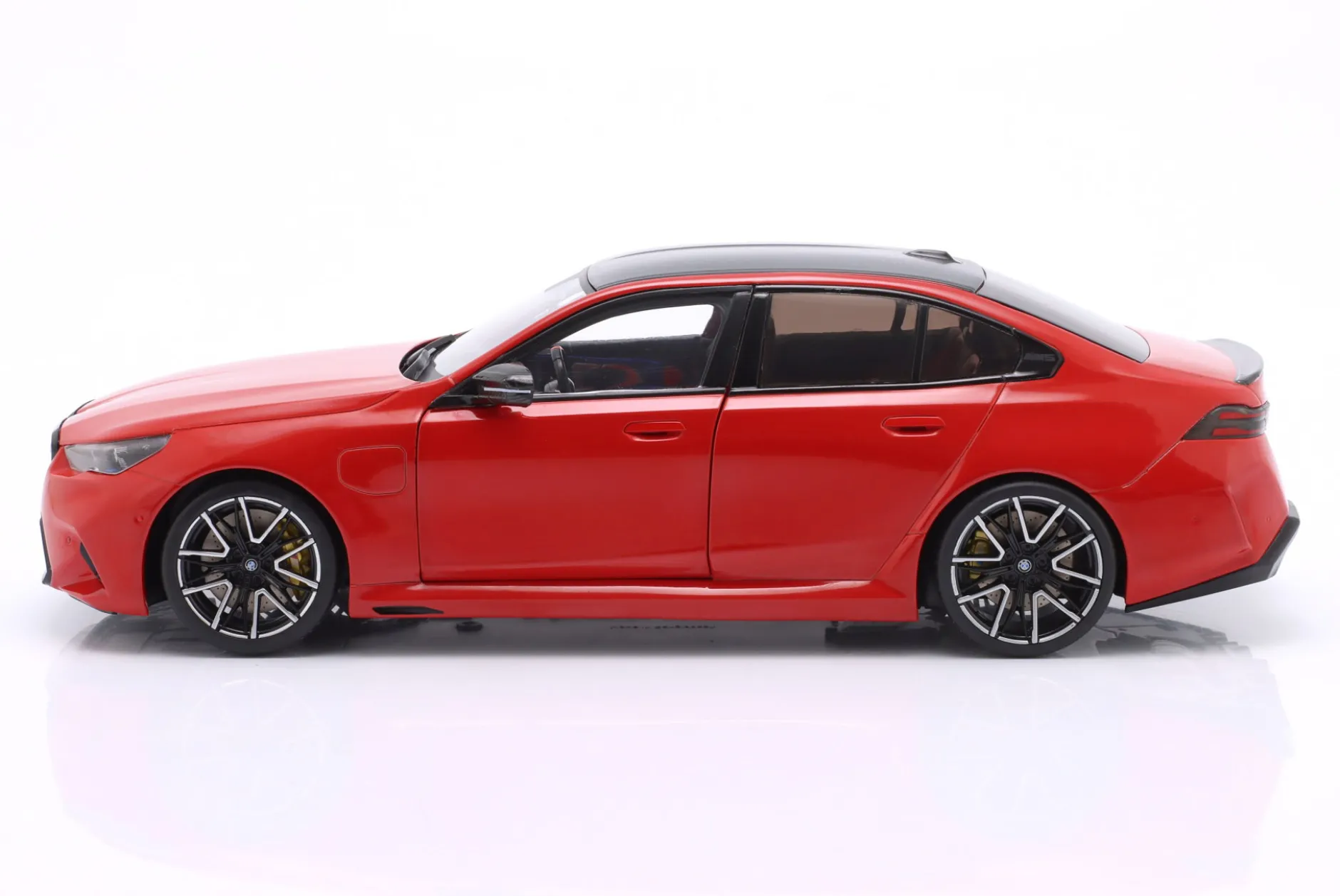 BMW M5 (G90) Baujahr 2025 feuerrot 1:18 Solido