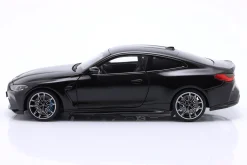BMW M4 (G82) Baujahr 2024 schwarz metallic 1:18 Minichamps