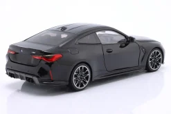 BMW M4 (G82) Baujahr 2024 schwarz metallic 1:18 Minichamps