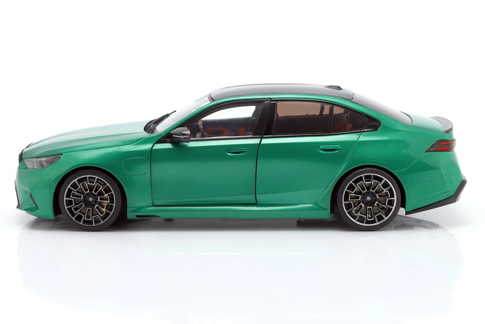 BMW M5 (G90) M Baujahr 2025 Isle of Man grün metallic 1:18 Solido