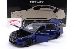 BMW M5 Limousine (G90) Baujahr 2024 blau metallic 1:18 Minichamps