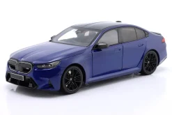 BMW M5 Limousine (G90) Baujahr 2024 blau metallic 1:18 Minichamps