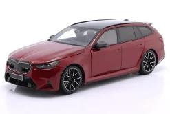BMW M5 Touring (G99) Baujahr 2024 dunkelrot metallic 1:18 Minichamps