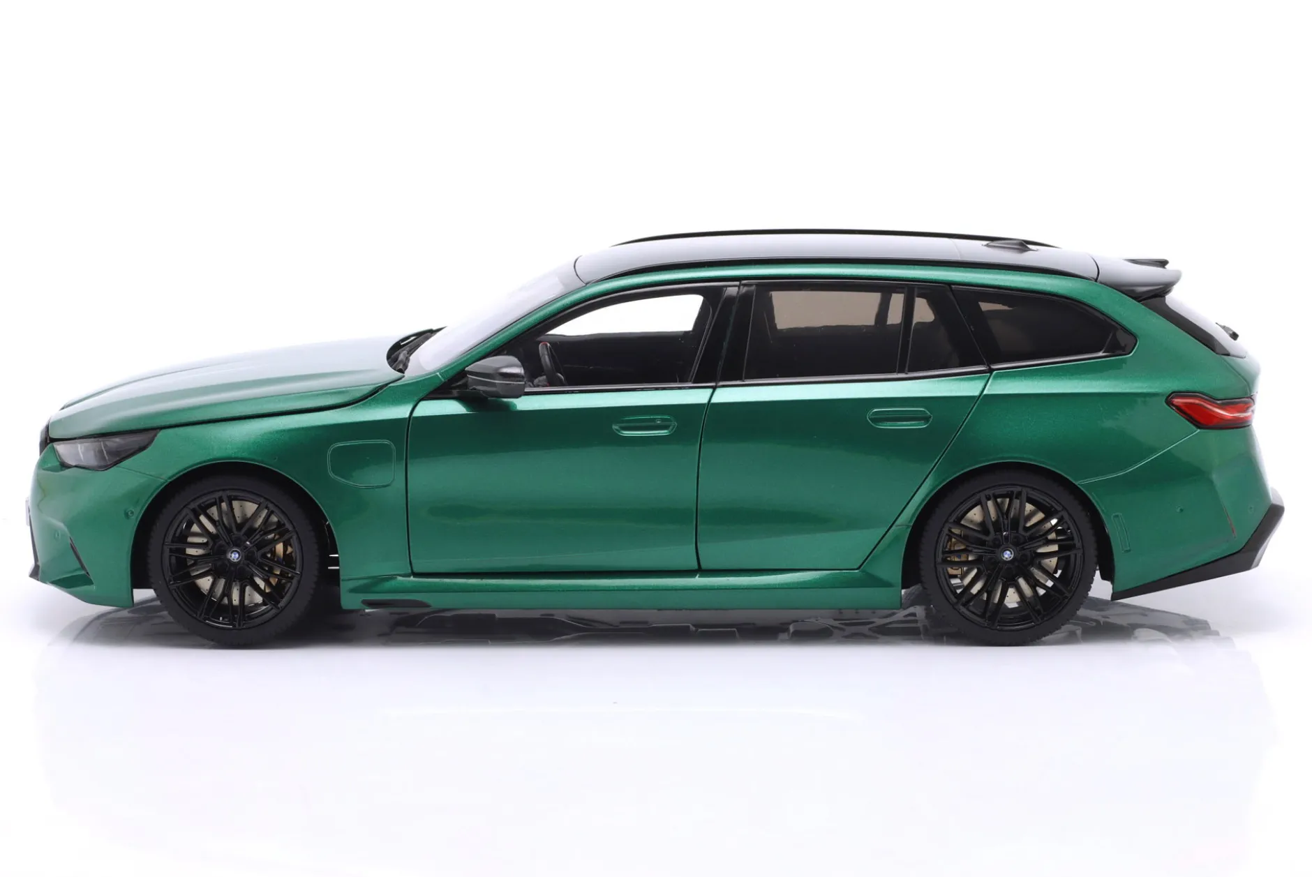 BMW M5 Touring (G99) Baujahr 2024 grün metallic 1:18 Minichamps