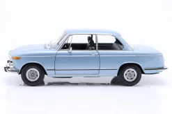 BMW 2002 1. Serie Baujahr 1971 hellblau metallic 1:12 KK-Scale
