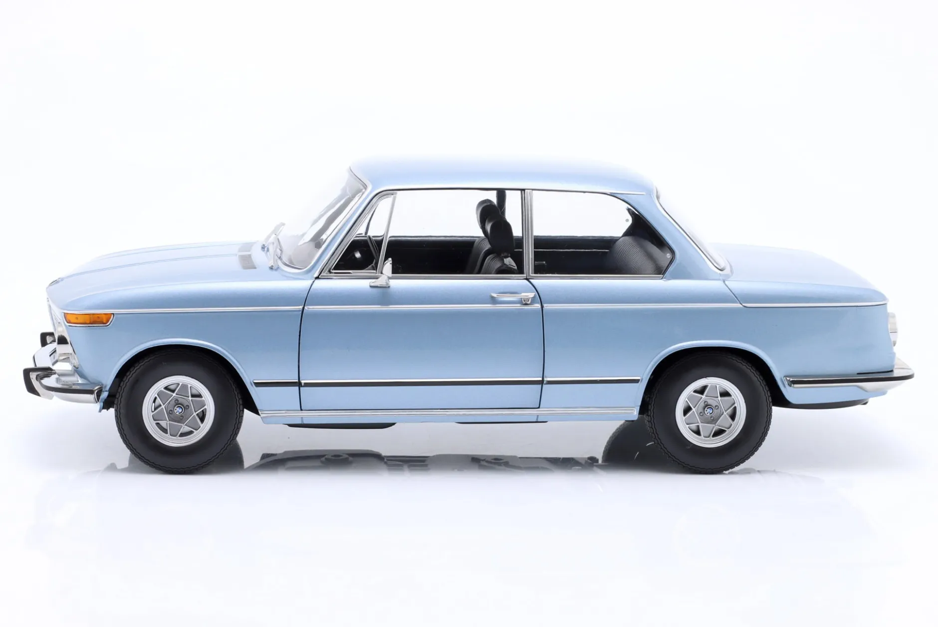 BMW 2002 1. Serie Baujahr 1971 hellblau metallic 1:12 KK-Scale
