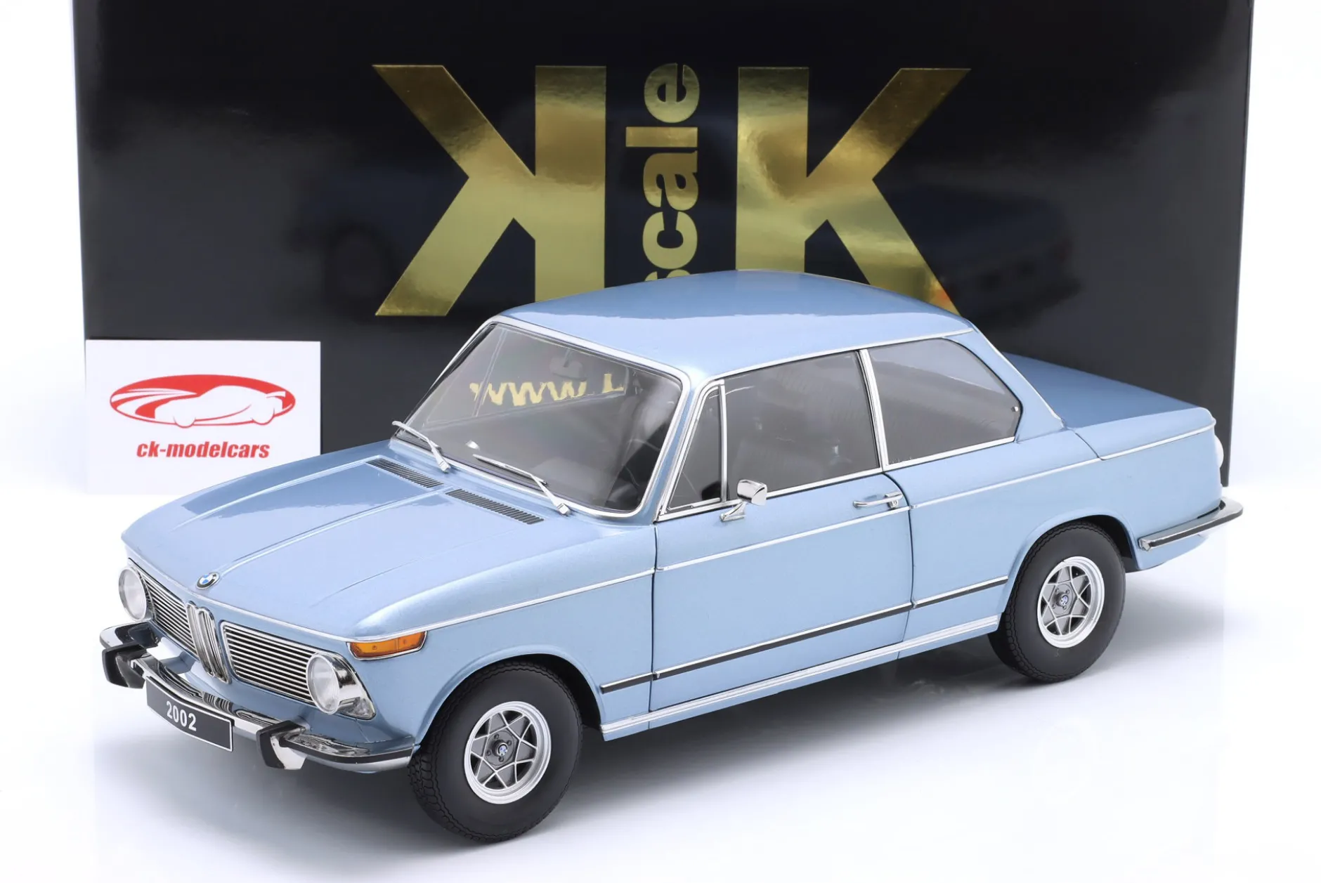 BMW 2002 1. Serie Baujahr 1971 hellblau metallic 1:12 KK-Scale