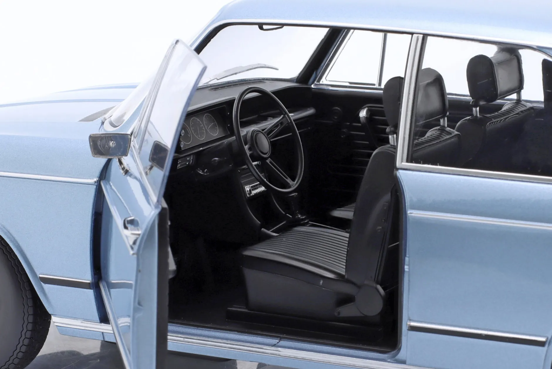 BMW 2002 1. Serie Baujahr 1971 hellblau metallic 1:12 KK-Scale