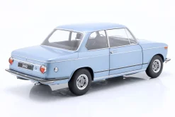 BMW 2002 1. Serie Baujahr 1971 hellblau metallic 1:12 KK-Scale