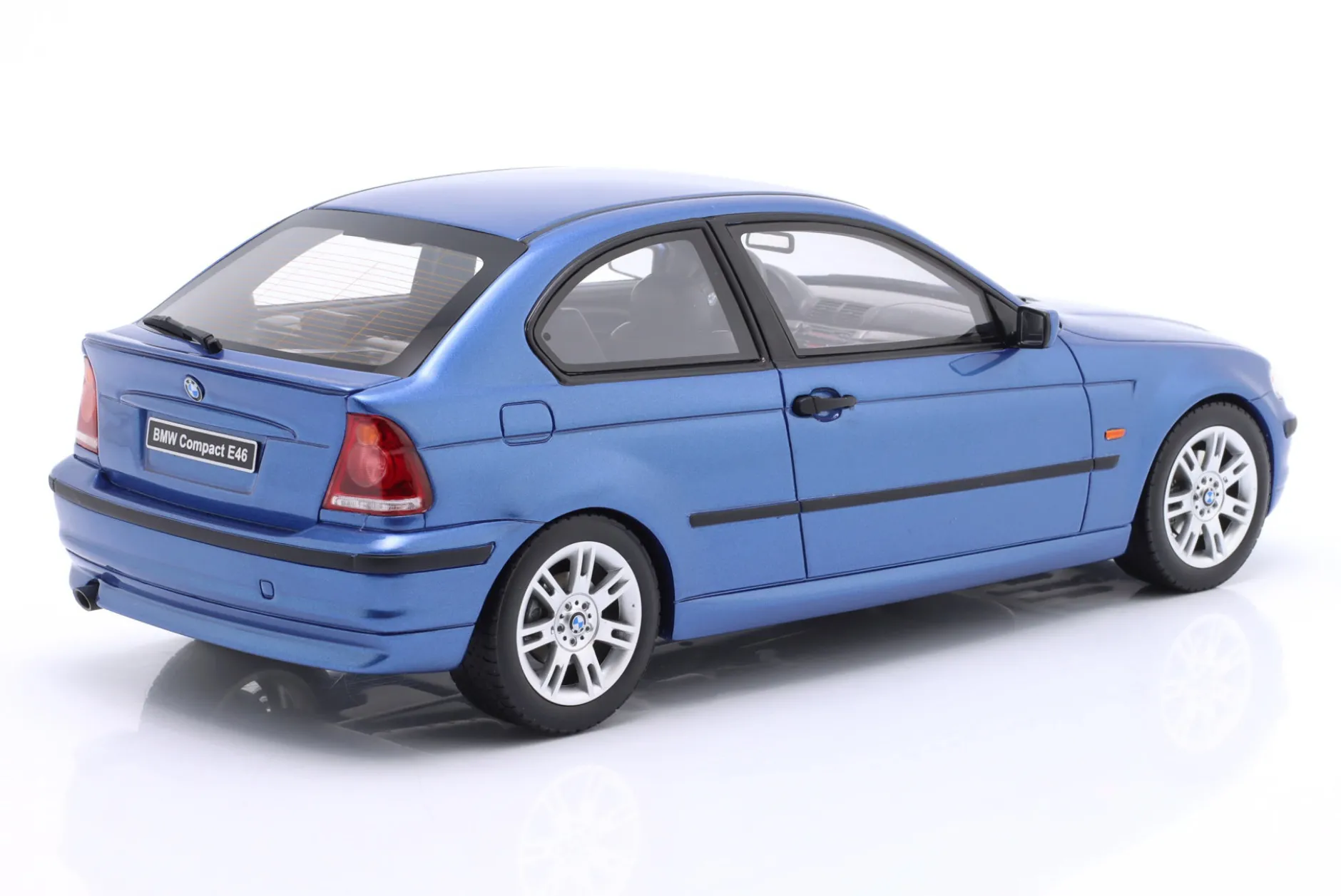 BMW 318 TI Compact (E46) Baujahr 2002 Estoril blau 1:18 OttOmobile