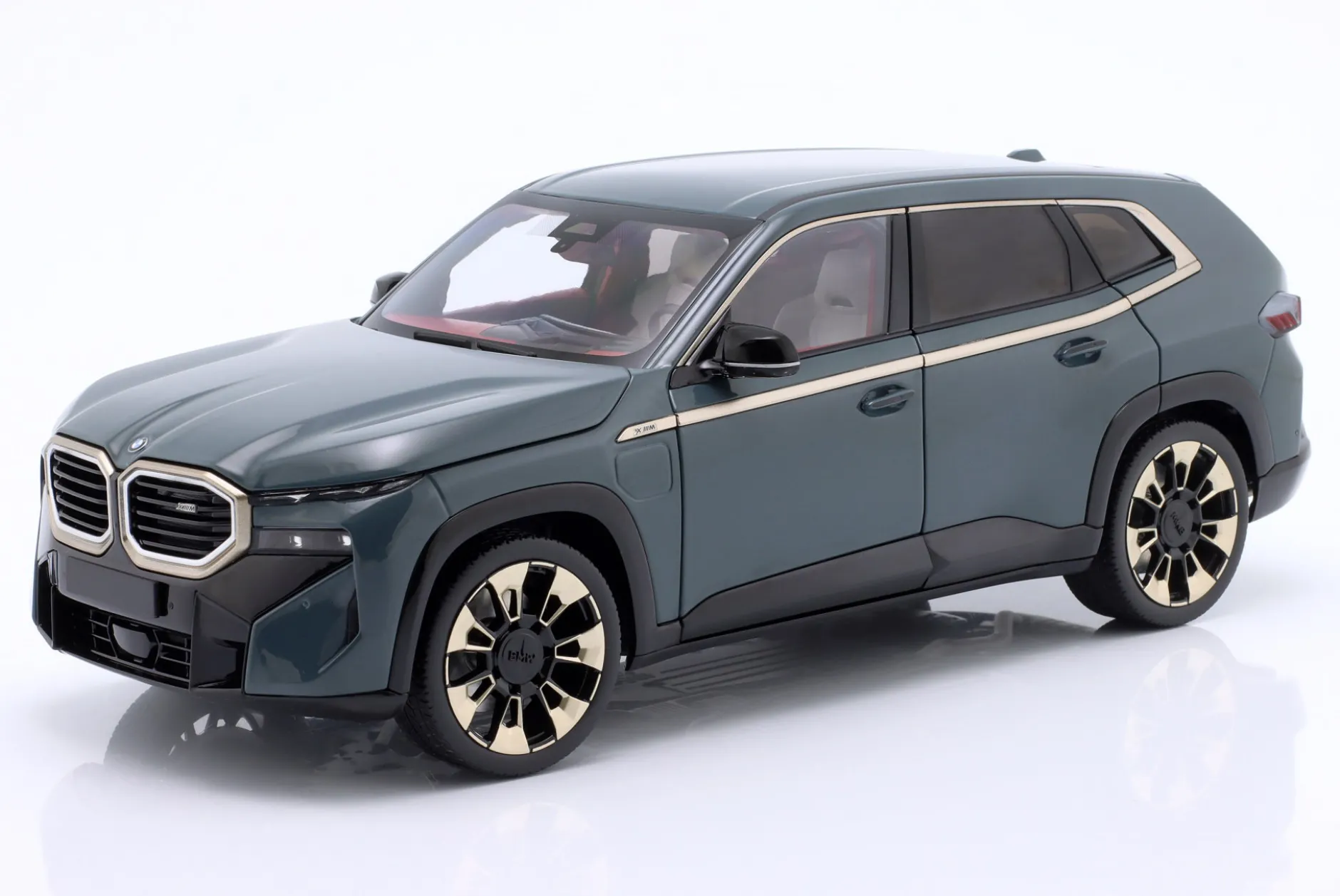 BMW XM (G09) SUV Baujahr 2023 grün metallic 1:18 Minichamps
