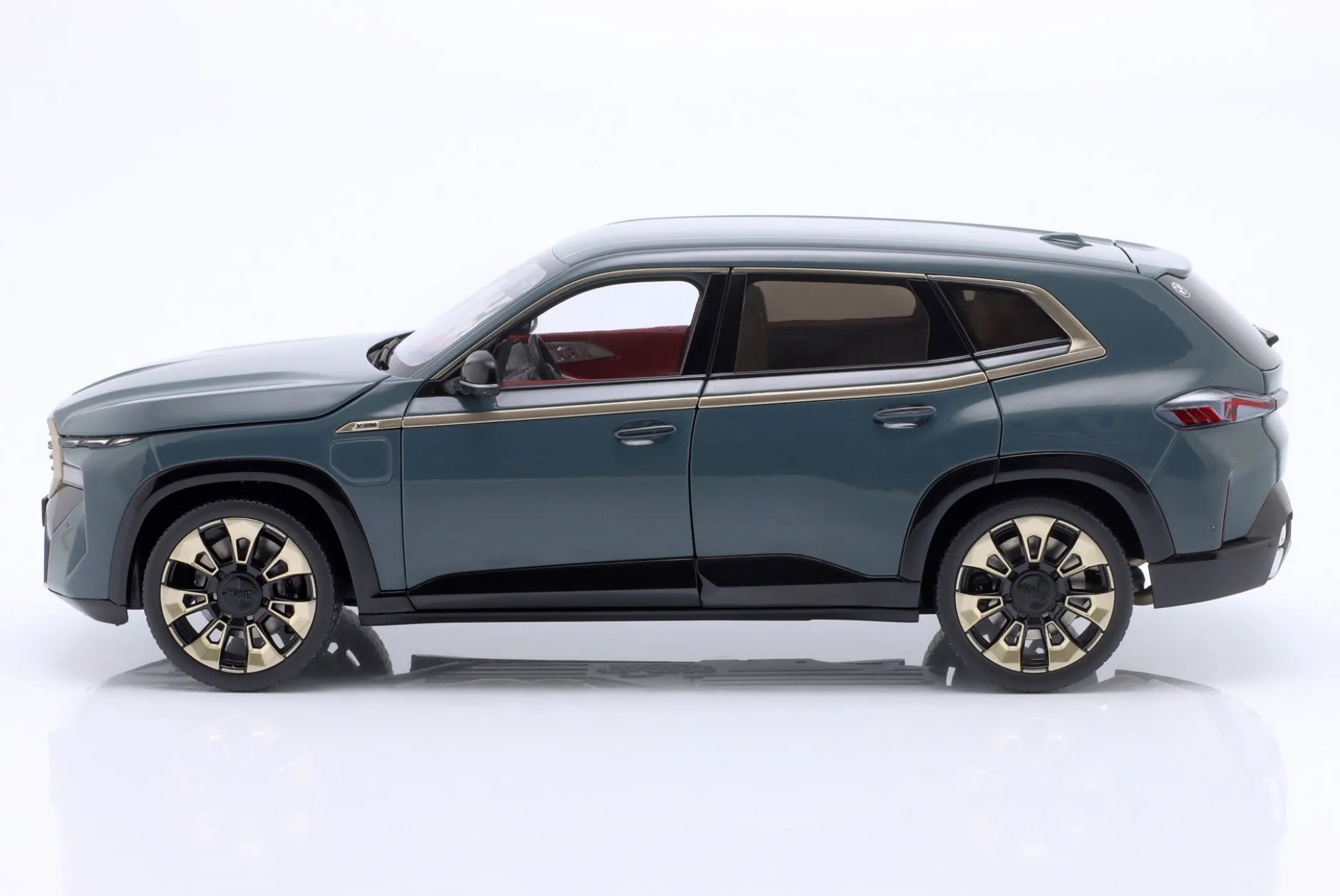BMW XM (G09) SUV Baujahr 2023 grün metallic 1:18 Minichamps