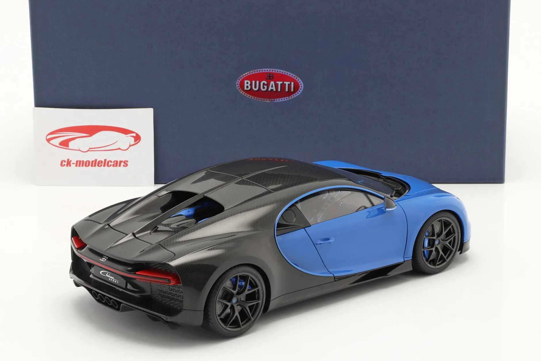 Bugatti Chiron Sport Baujahr 2019 french racing blau / carbon 1:18 AUTOart