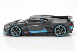 Bugatti Divo Baujahr 2018 mattgrau / hellblau 1:18 Bburago