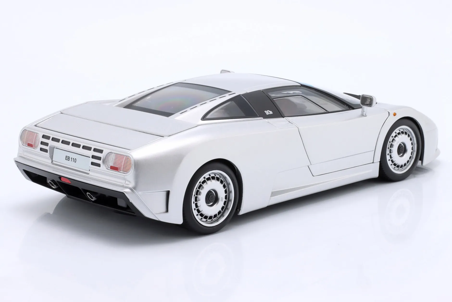 Bugatti EB110 Baujahr 1991 silber 1:12 KK-Scale
