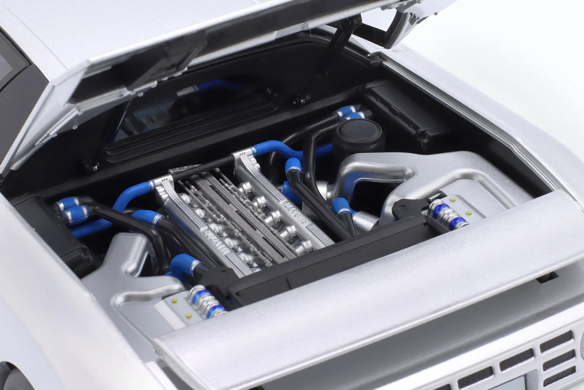 Bugatti EB110 Baujahr 1991 silber 1:12 KK-Scale