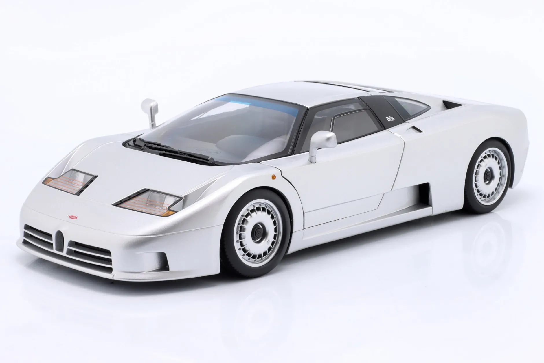 Bugatti EB110 Baujahr 1991 silber 1:12 KK-Scale