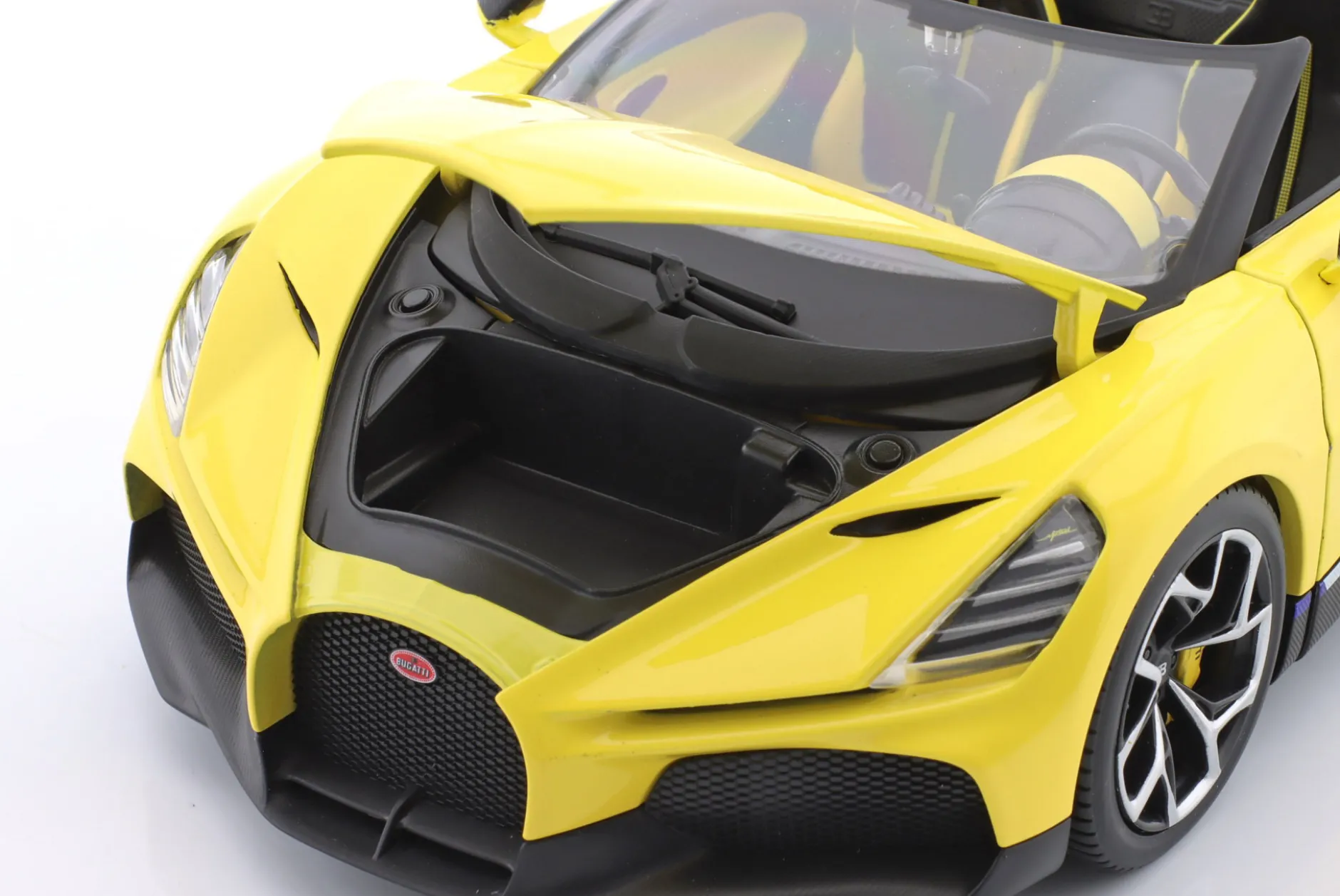 Bugatti W16 Mistral Baujahr 2023 gelb 1:18 Bburago