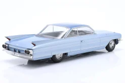 Cadillac Series 62 Coupe DeVille Baujahr 1961 hellblau metallic 1:18 KK-Scale
