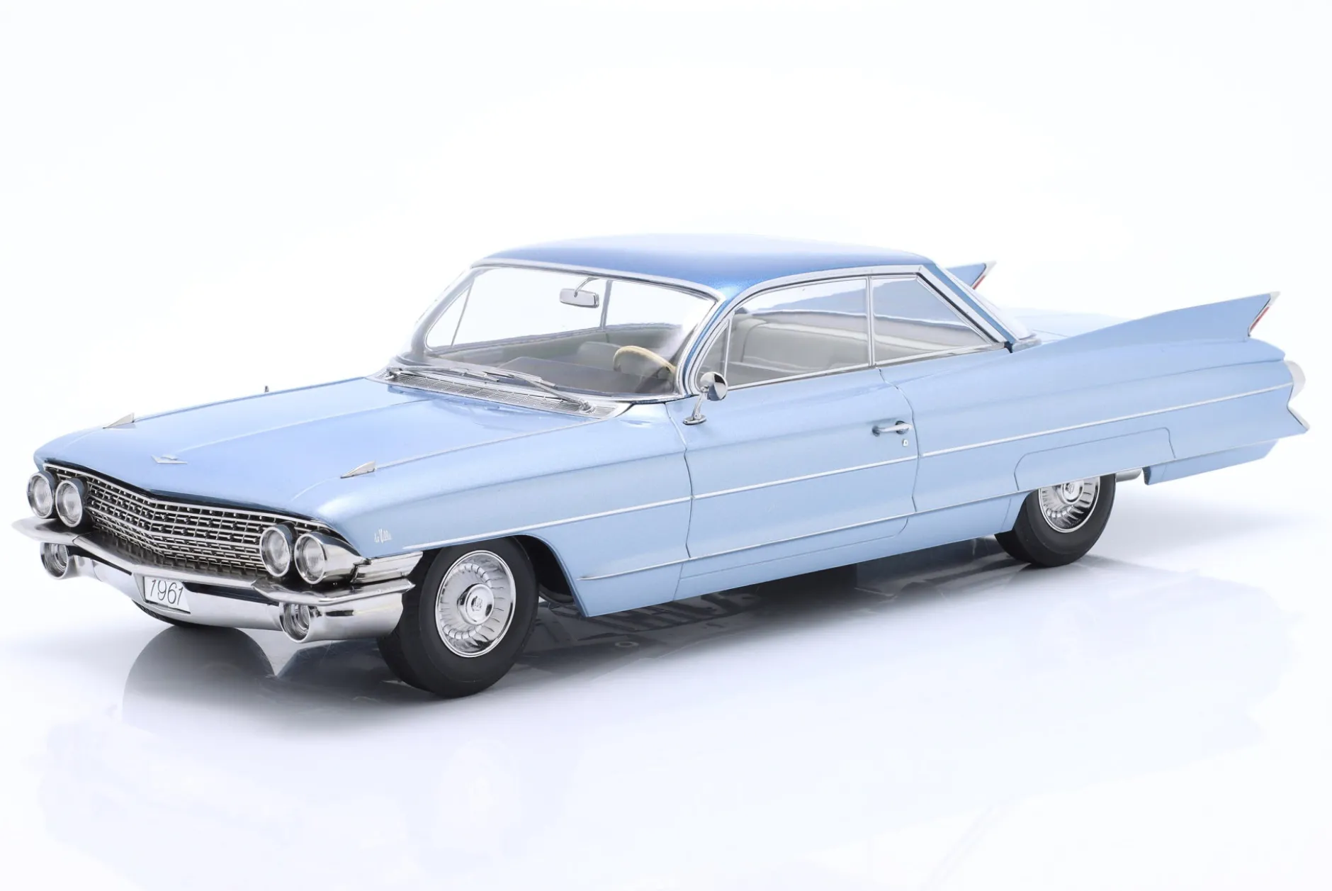 Cadillac Series 62 Coupe DeVille Baujahr 1961 hellblau metallic 1:18 KK-Scale