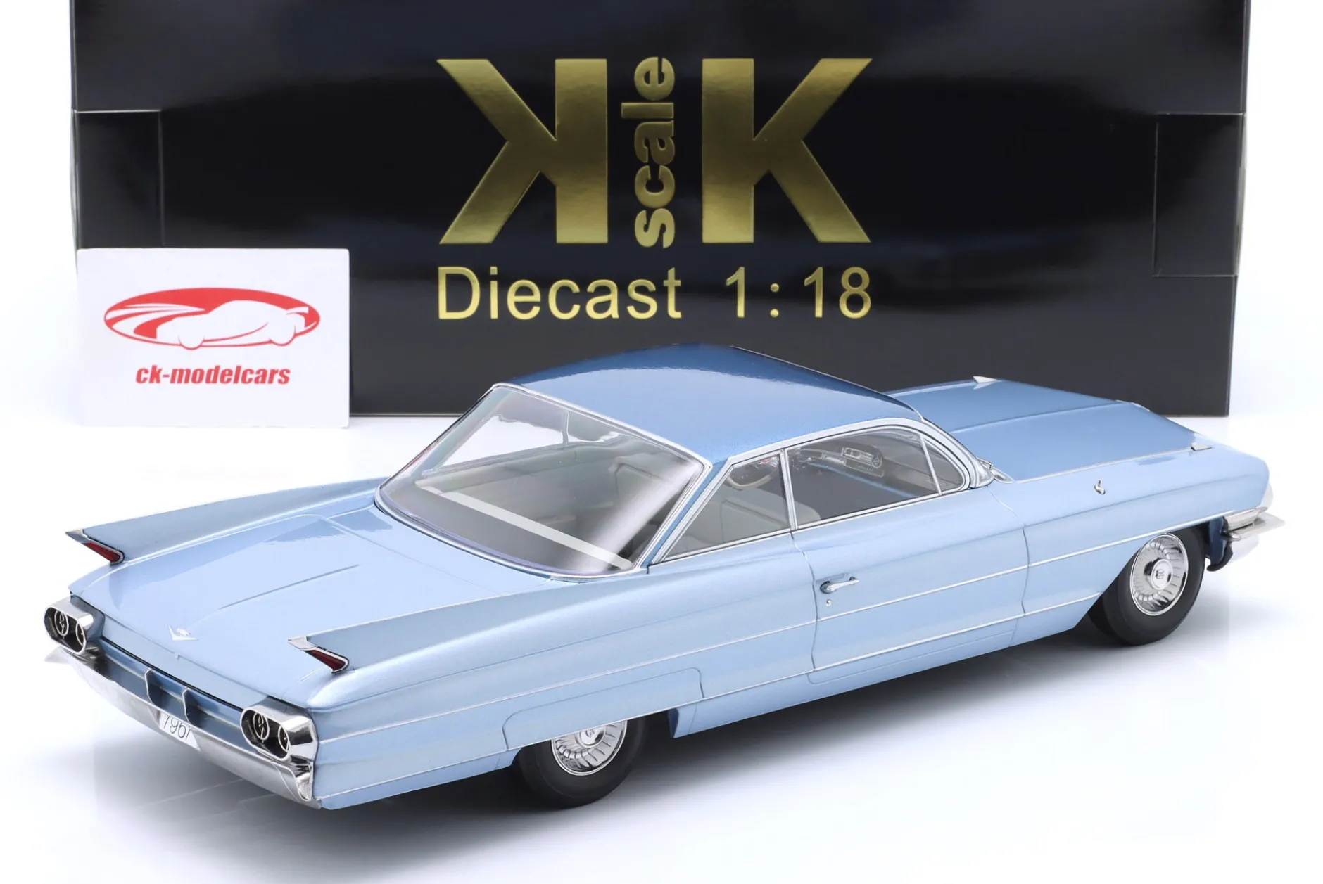 Cadillac Series 62 Coupe DeVille Baujahr 1961 hellblau metallic 1:18 KK-Scale