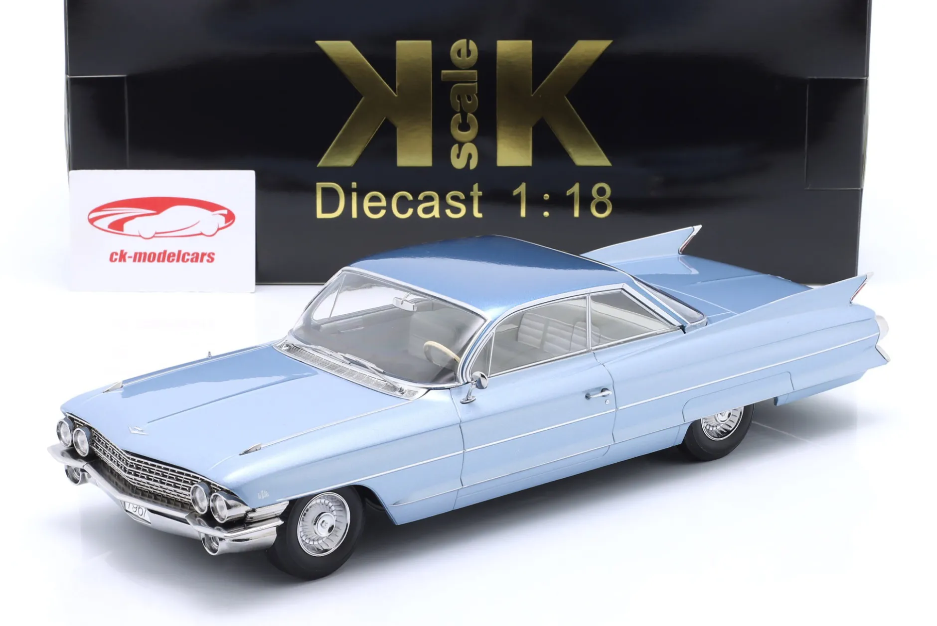 Cadillac Series 62 Coupe DeVille Baujahr 1961 hellblau metallic 1:18 KK-Scale