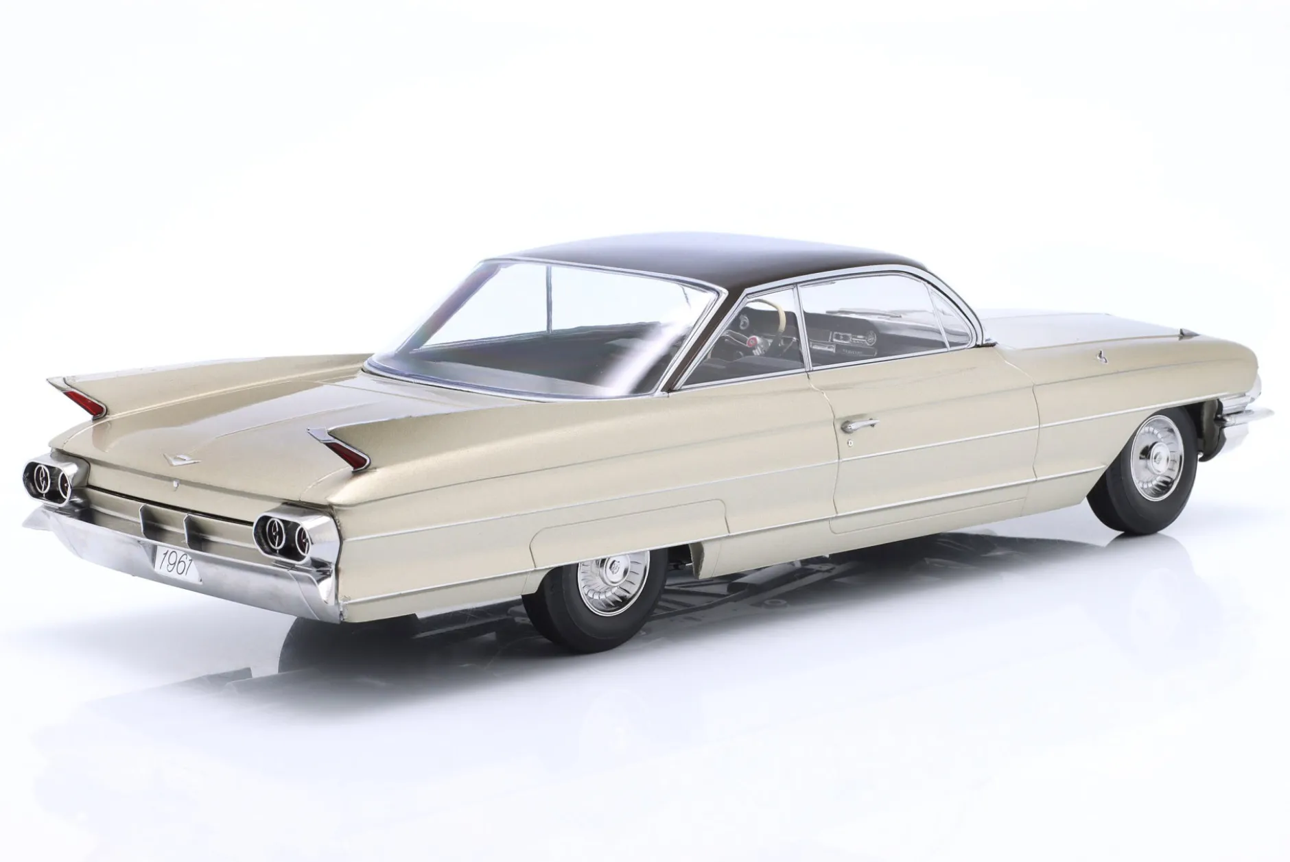 Cadillac Series 62 Coupe DeVille Baujahr 1961 beige metallic 1:18 KK-Scale