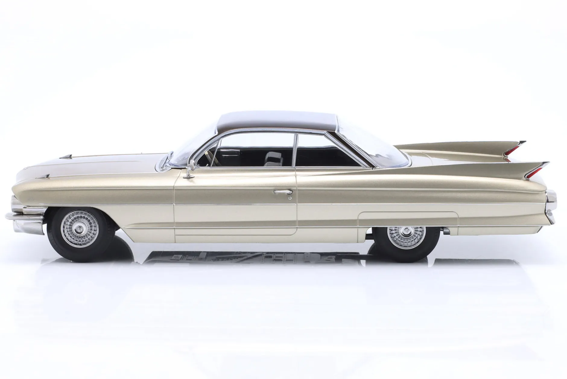 Cadillac Series 62 Coupe DeVille Baujahr 1961 beige metallic 1:18 KK-Scale