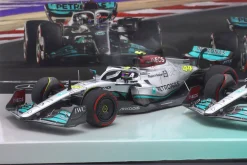 2-Car Set Hamilton #44 & Russell #63 Bahrain GP Formel 1 2022 1:43 Minichamps