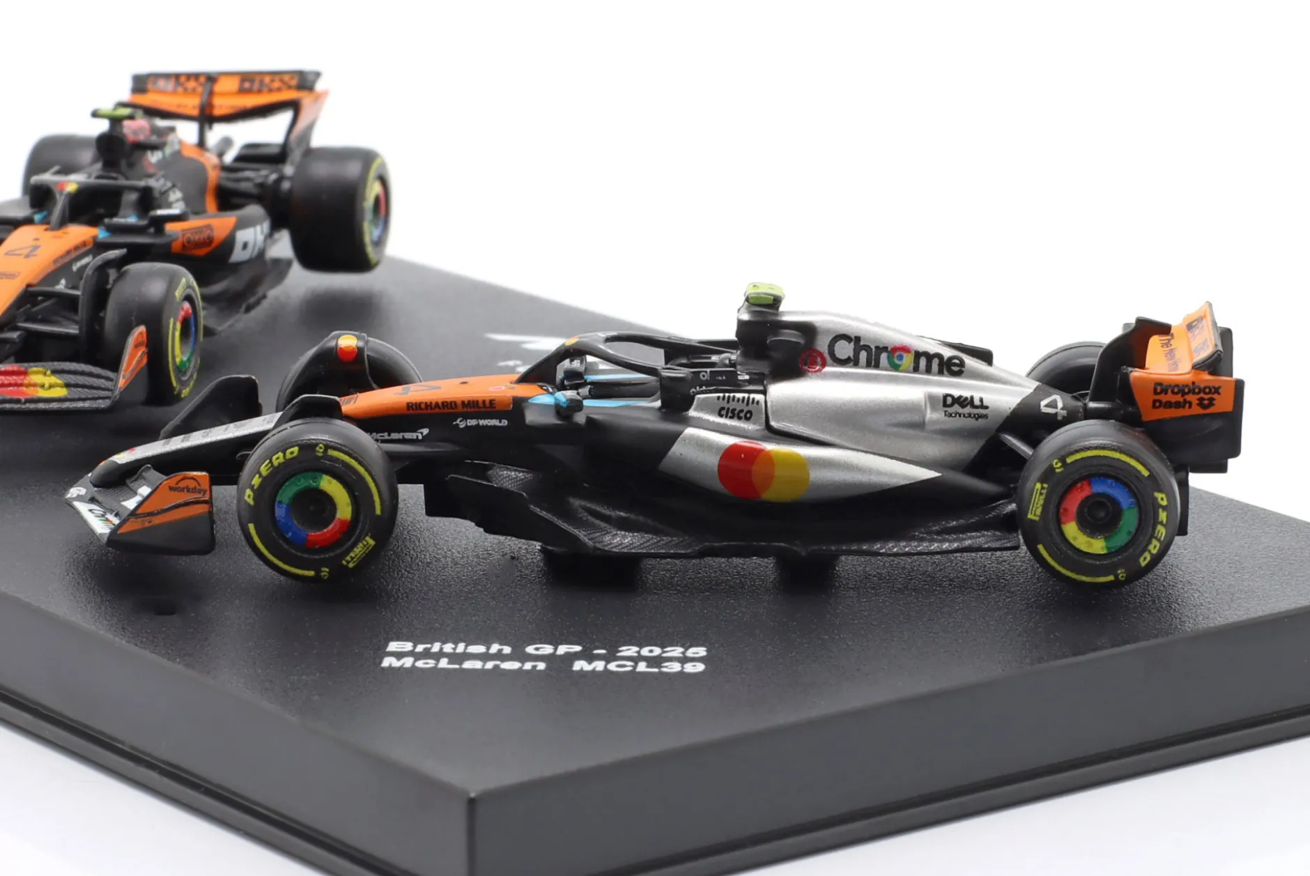 2-Car Set Lando Norris McLaren MCL39 #4 Formel 1 Weltmeister 2025 1:64 Bburago