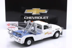Chevrolet C-30 Abschleppwagen Jerry's Automotive Towing 1969 weiß 1:18 Greenlight